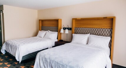Holiday Inn Hotel & Suites Phoenix - Mesa / Chandler Room Type - 2 King Standard Mobility Accessible Roll In Shower Holiday Inn Hotel & Suites Phoenix - Mesa / Chandler Room Type - 2 King Standard Mobility Accessible Roll In Shower