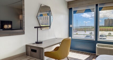 Holiday Inn Express Corpus Christi Beachfront, an IHG Hotel Room Type - 1 King Standard Communications Mobility Accessible Tub
