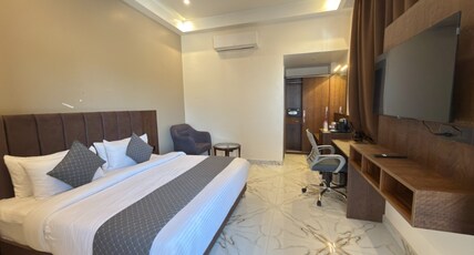 HOTEL HOLIDAY HEIGHTS Room Type - Deluxe Room