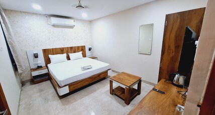 HOTEL FOUR SEASON Room Type - Deluxe Room