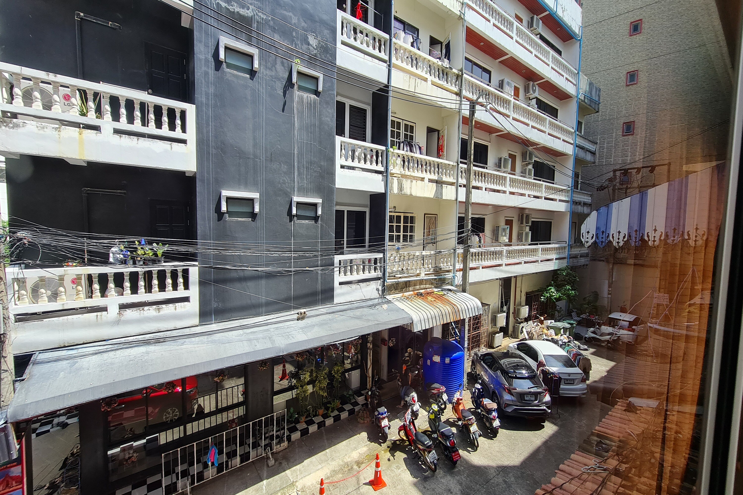 Vech Guesthouse Patong Phuket - Tap to explore photos