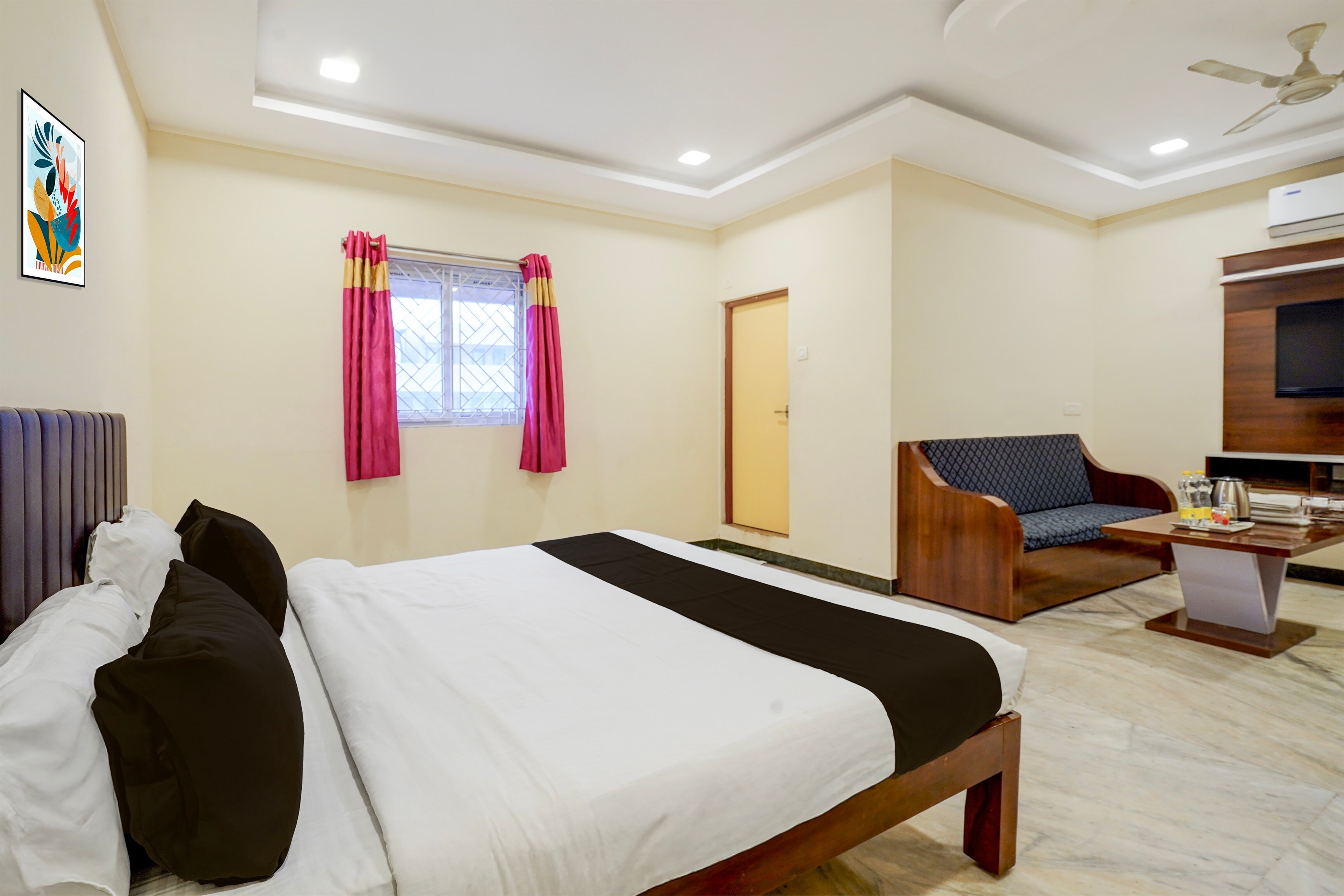 Townhouse Vellore Fort Formerly RJ Royal Inn - Tap to explore photos