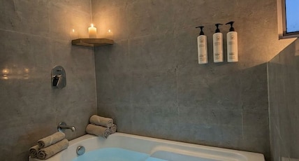 Mulberry Homestay | 1bhk Serviced Apartments Room Type - Premium Apartments With Hot Tub