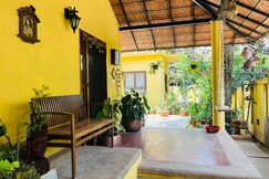 Private Room in a cheerful bungalow with a balcony