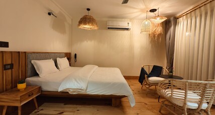 Over The World Room Type - Queen Bed Room with Oak Hill View