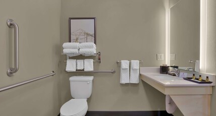 Best Western Plus Executive Residency Fillmore Inn Room Type - Accessible - 2 Queen, Mobility Accessible, Bathtub, Non-Smoking, Full Breakfast