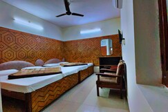 Bansal Guest House - 20 Steps Away from River Ganga