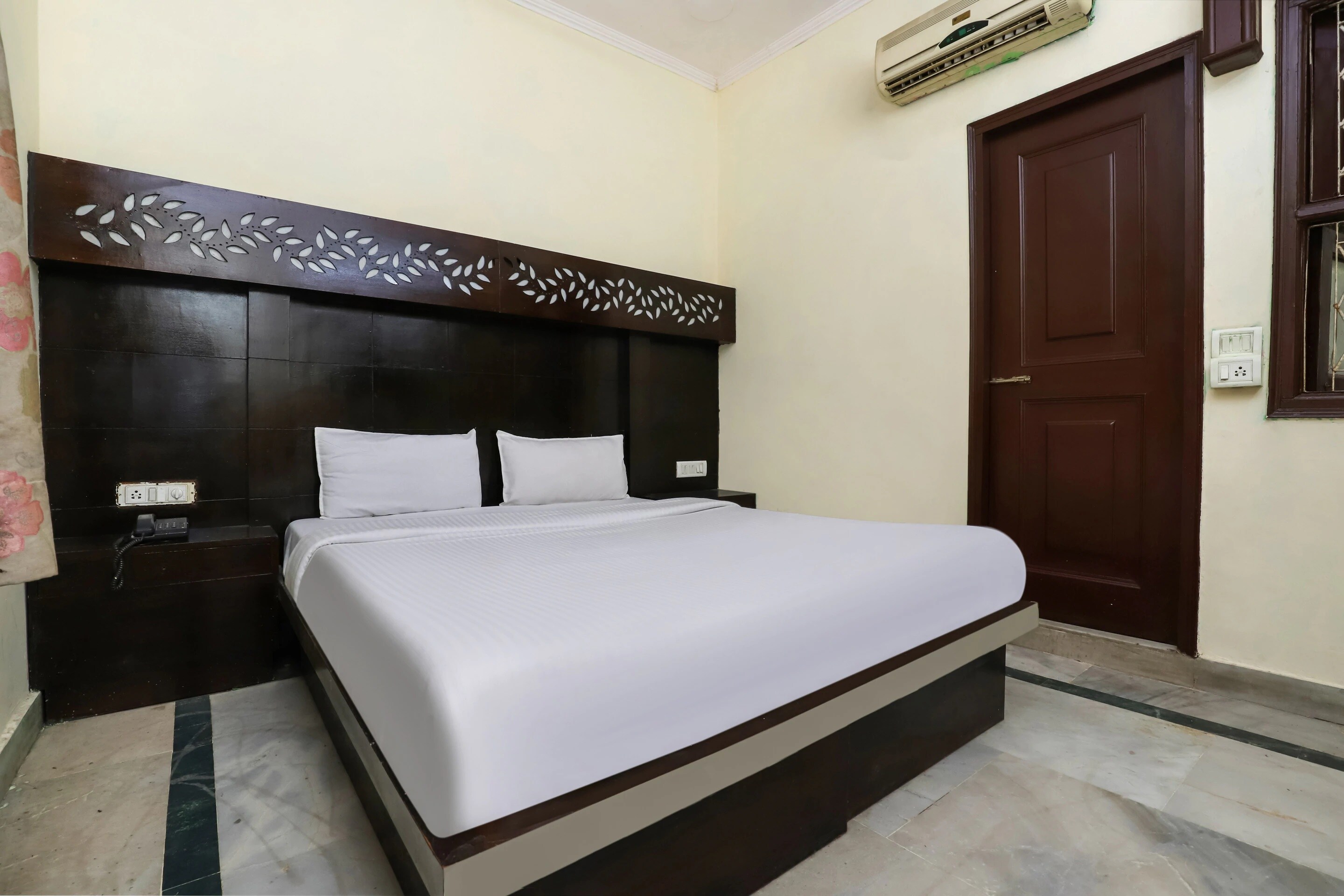 Hotel Unity - Tap to explore photos