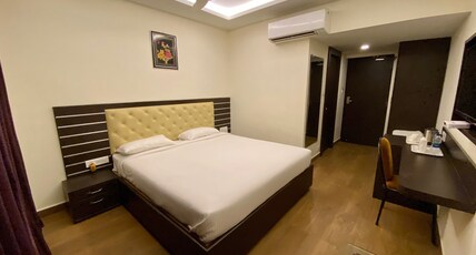 GOLDEN PARRK Room Type - Deluxe AC Room
