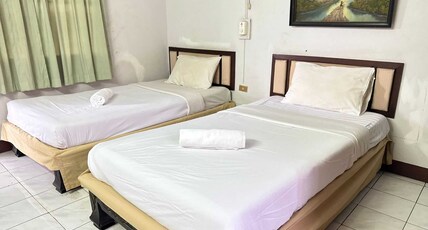 Hotel O Top North Guesthouse Room Type - Standard Twin