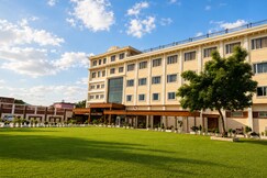 Hotel Vasdaa Grand (10Min Drive From Jolly Grant Airport) -Dehradun