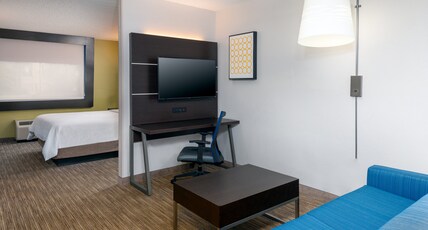 Holiday Inn Express Doral Room Type - 1 King Bed Suite Mobil Access Tub