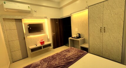 Hotel RN Residency Vrindavan Room Type - Deluxe King Room with one double bed and window