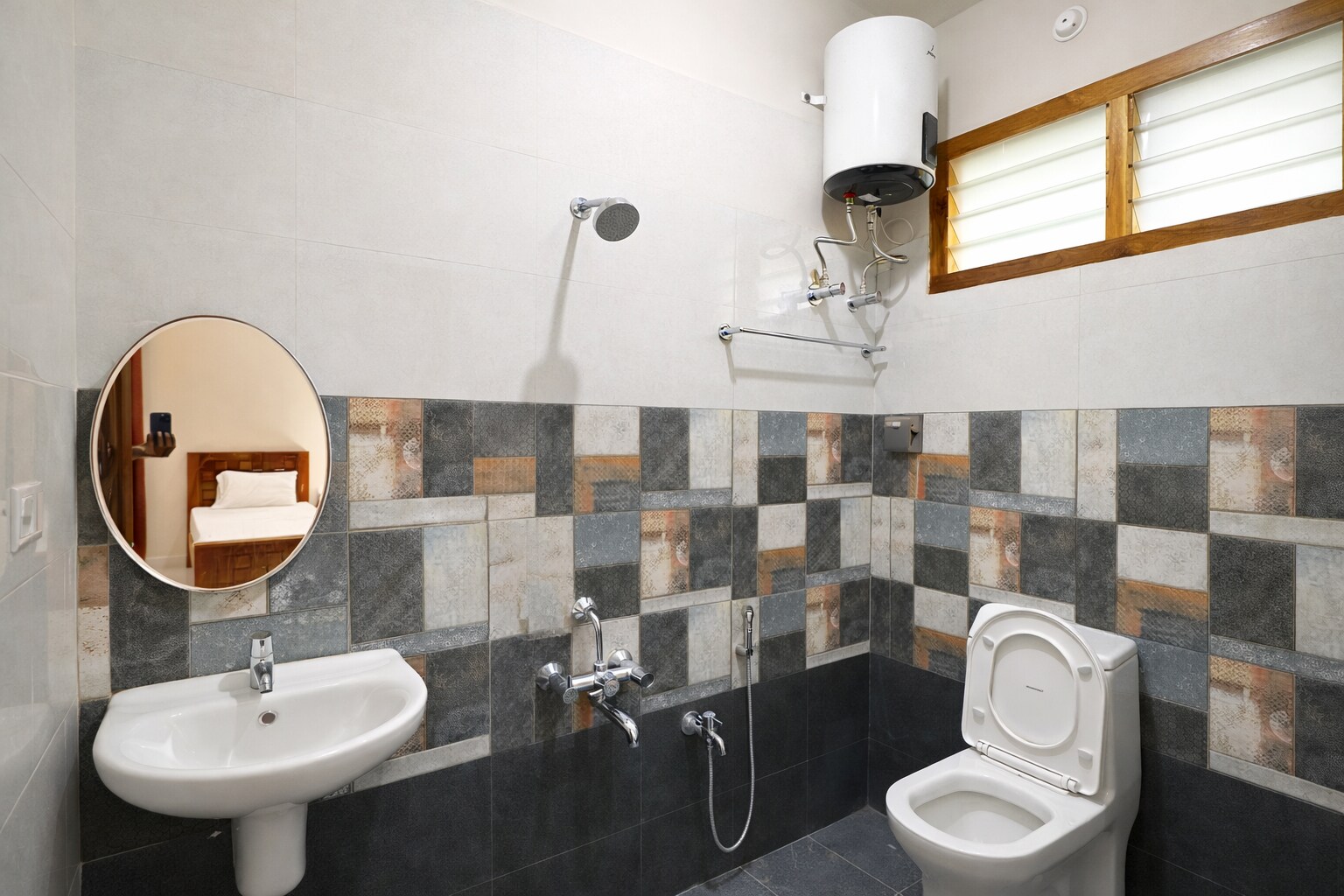 Sri Apartment2BHK, Homestay Pondicherry C6 - Tap to explore photos