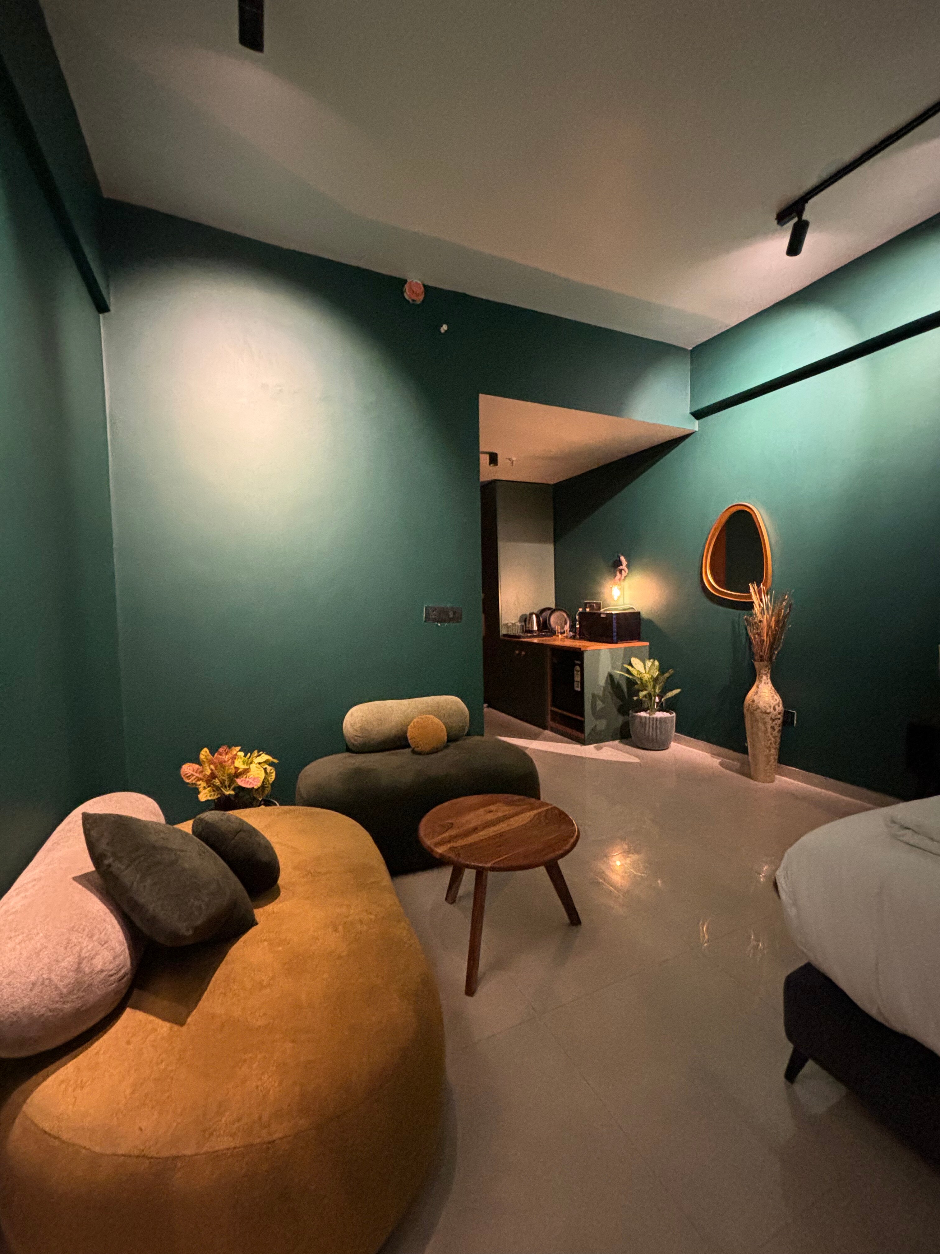 Pratap Living | Luxe Studio Stays - Omaxe Hazratganj - Tap to explore photos