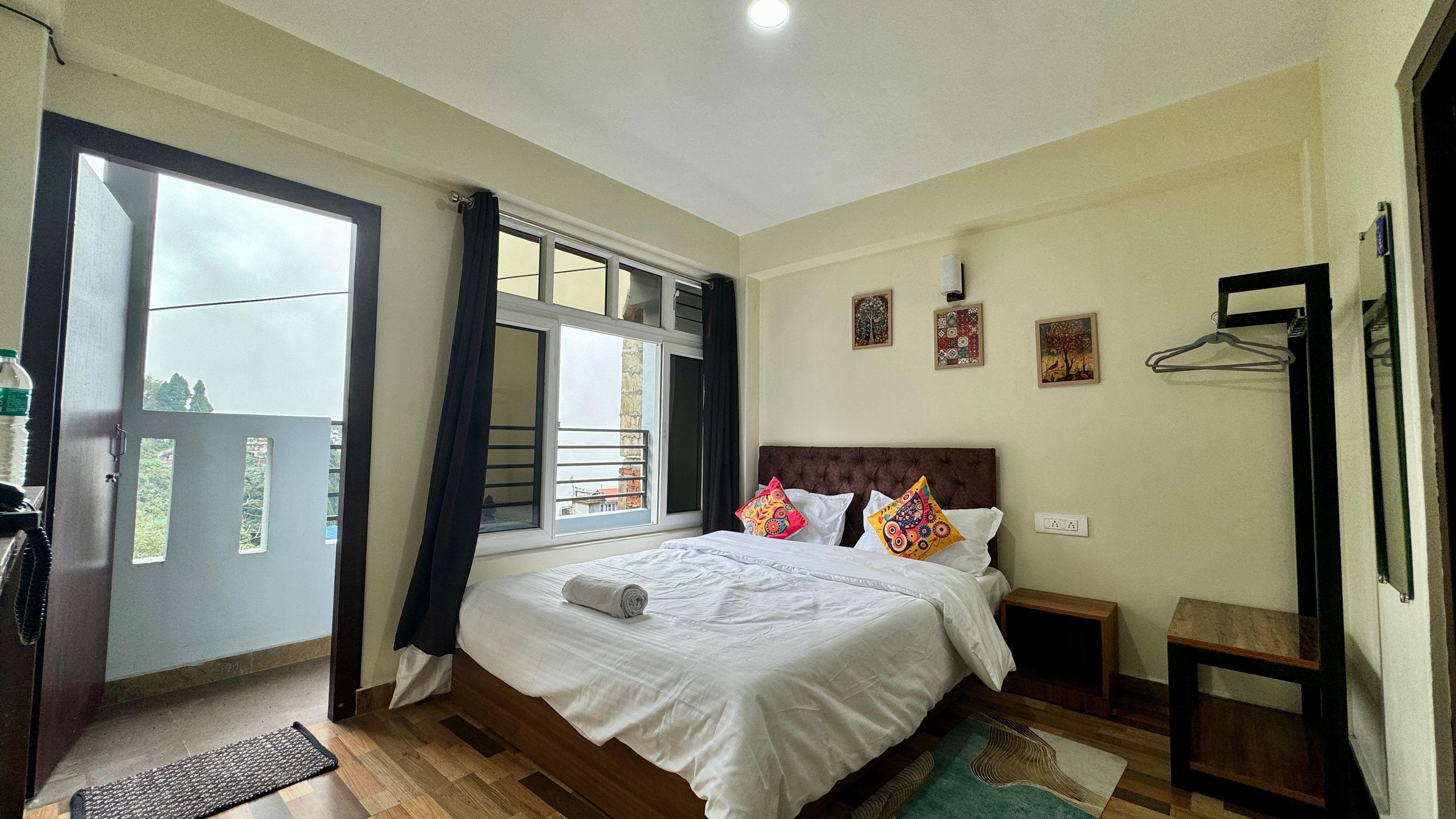 Darjeeling, Hillside Inn - Tap to explore photos