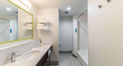Hampton Inn & Suites Pryor, Ok Room Type - KING RM W SOFA FRIDGE NS