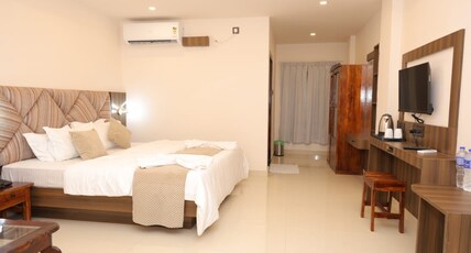 Hotel Lavish Room Type - DELUXE DOUBLE ROOM (AC)