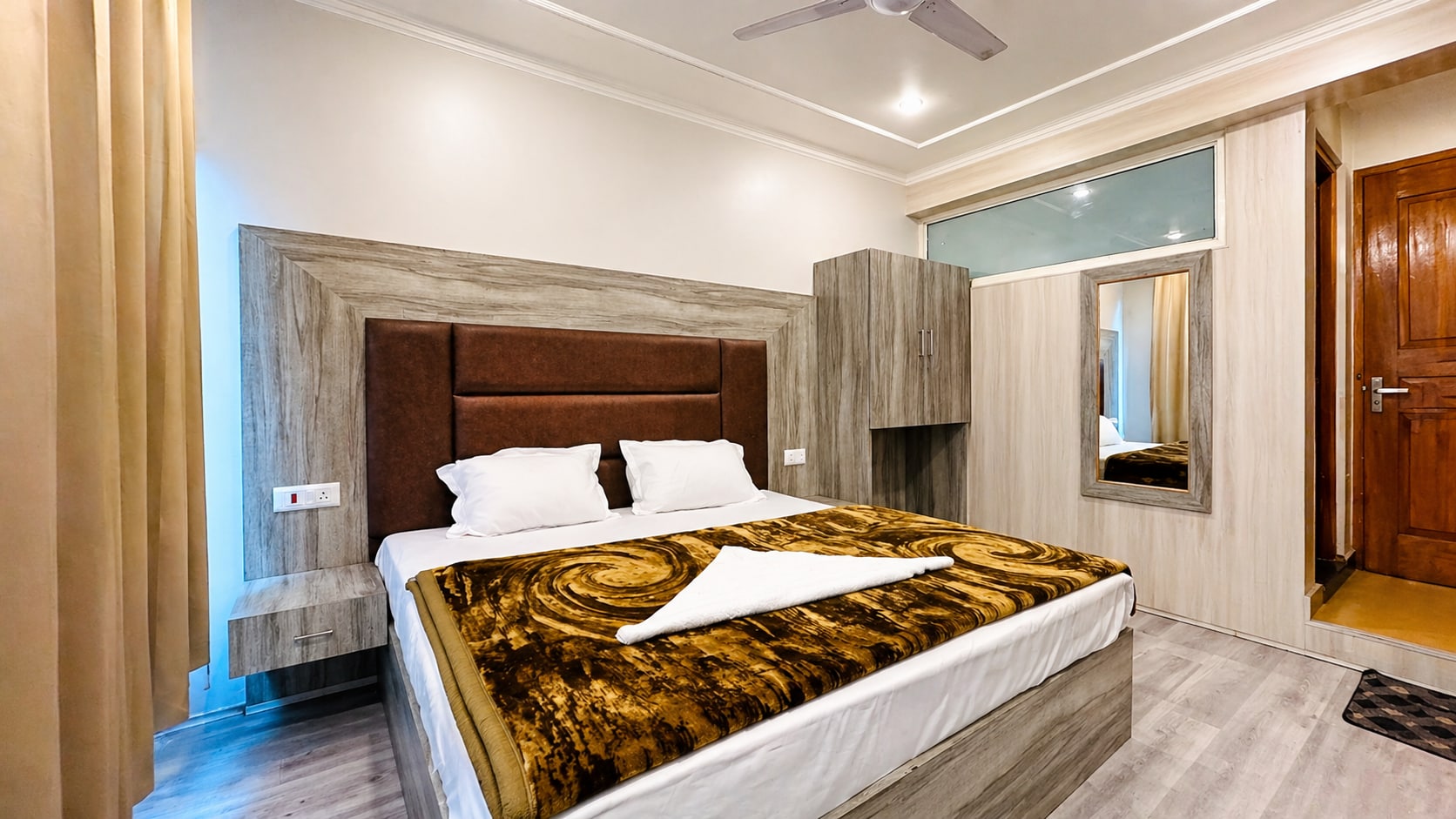 Hotel World Residences Lalchowk Srinagar - Tap to explore photos