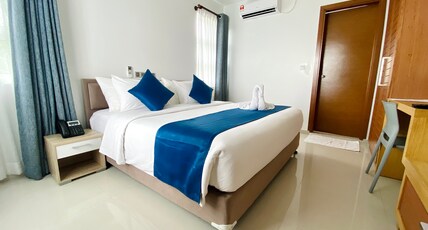 Reef Edge Thulusdhoo Guesthouse Room Type - Deluxe Ocean Front Queen