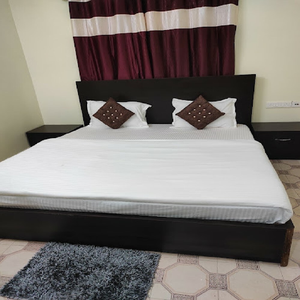 Hotel Queen Palace - Tap to explore photos