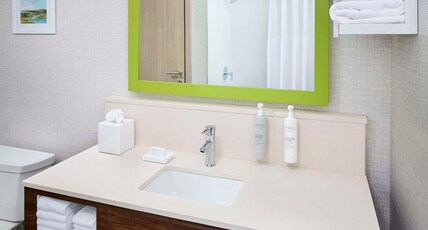 Hampton Inn by Hilton Hamilton Room Type - 2 QNS MICROWV FRIDGE
