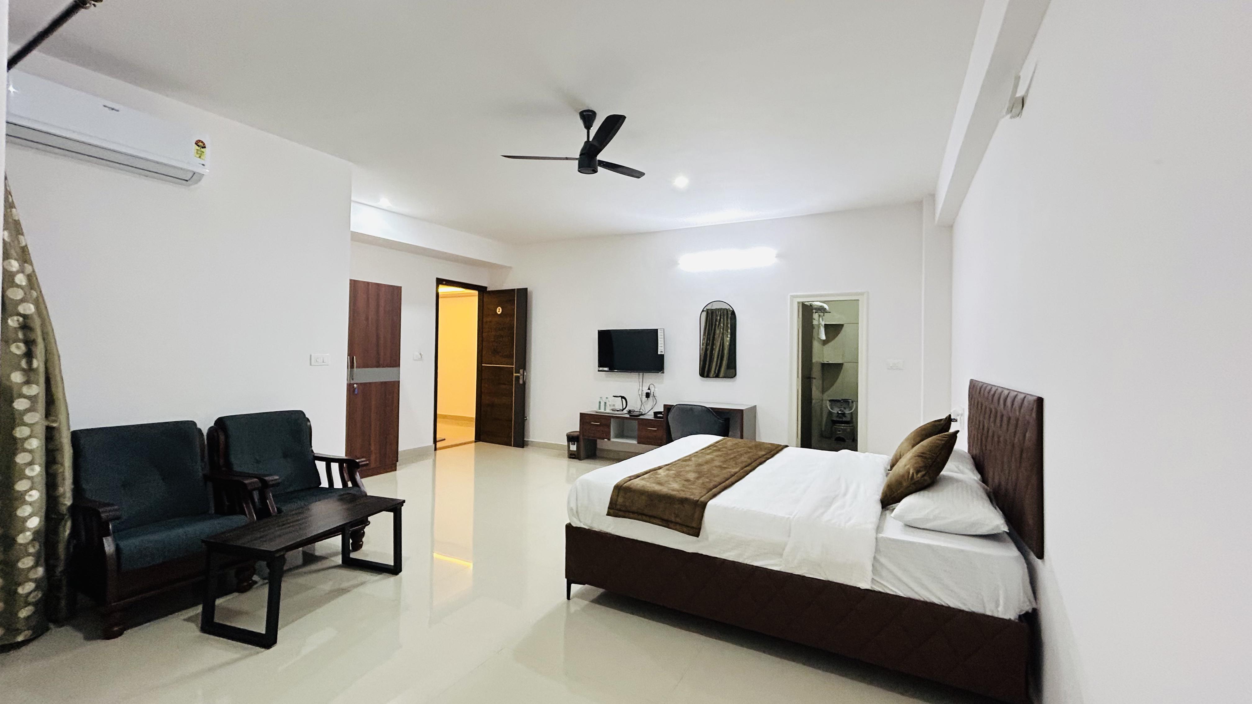 Queen's Suite Rooms - Tap to explore photos