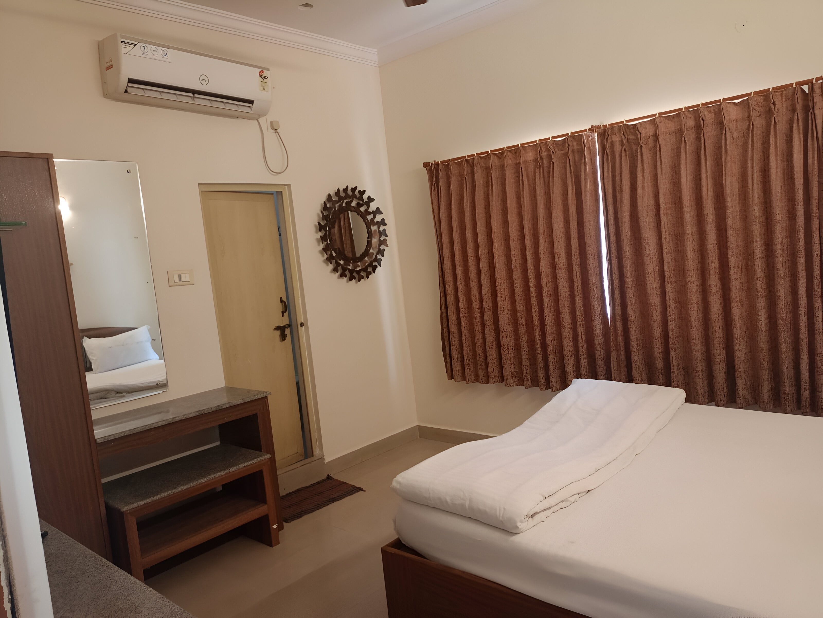 Royal Stay Guesthouse - Beach Road - Tap to explore photos