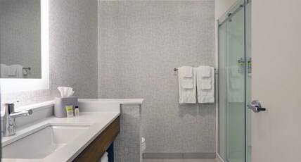 Holiday Inn Express & Suites COLLINGWOOD Room Type - 1 King Bed Suite Addl Living Area