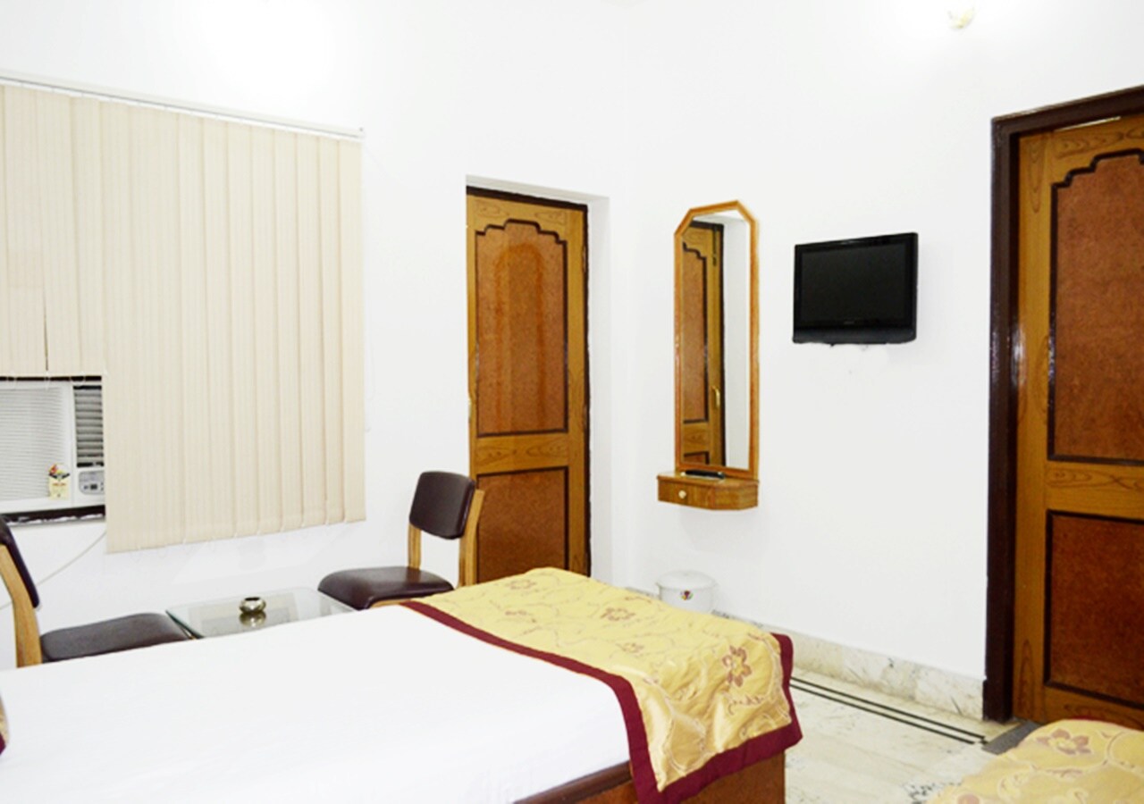 Hotel Tokyo Vihar - Tap to explore photos