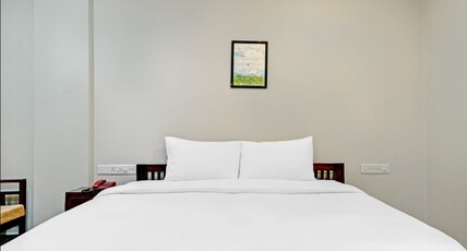 Metro Residency Nettoor Room Type - Standard Room AC