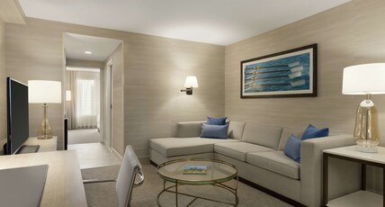 DoubleTree Suites by Hilton Hotel Boston - Cambridge Room Type - King Suite with River View 
