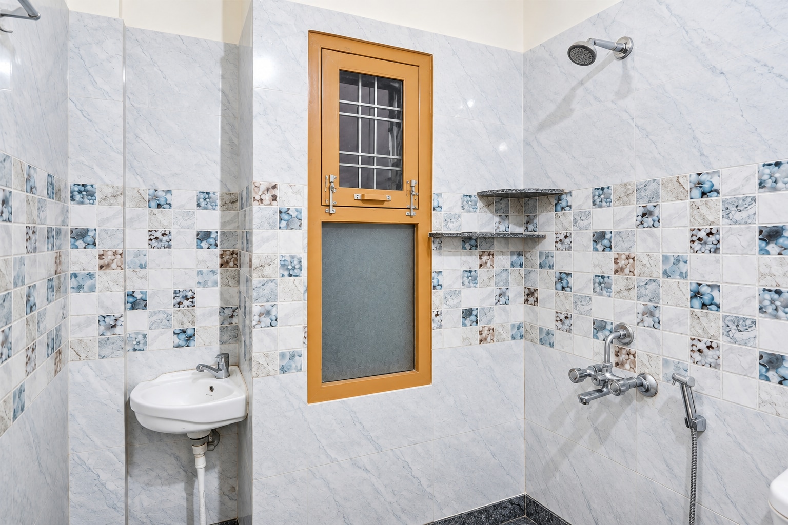 ARYAN HOMESTAY - Tap to explore photos