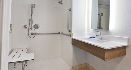 Holiday Inn Express WALDORF Room Type - 1 King Standard Comm Access Roll Shower