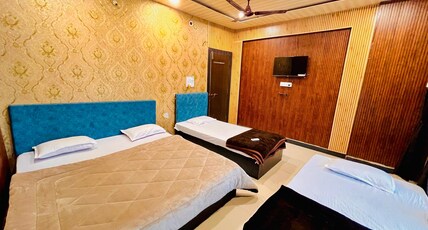 Pallav GuestHouse Room Type - Deluxe Family Room with Balcony