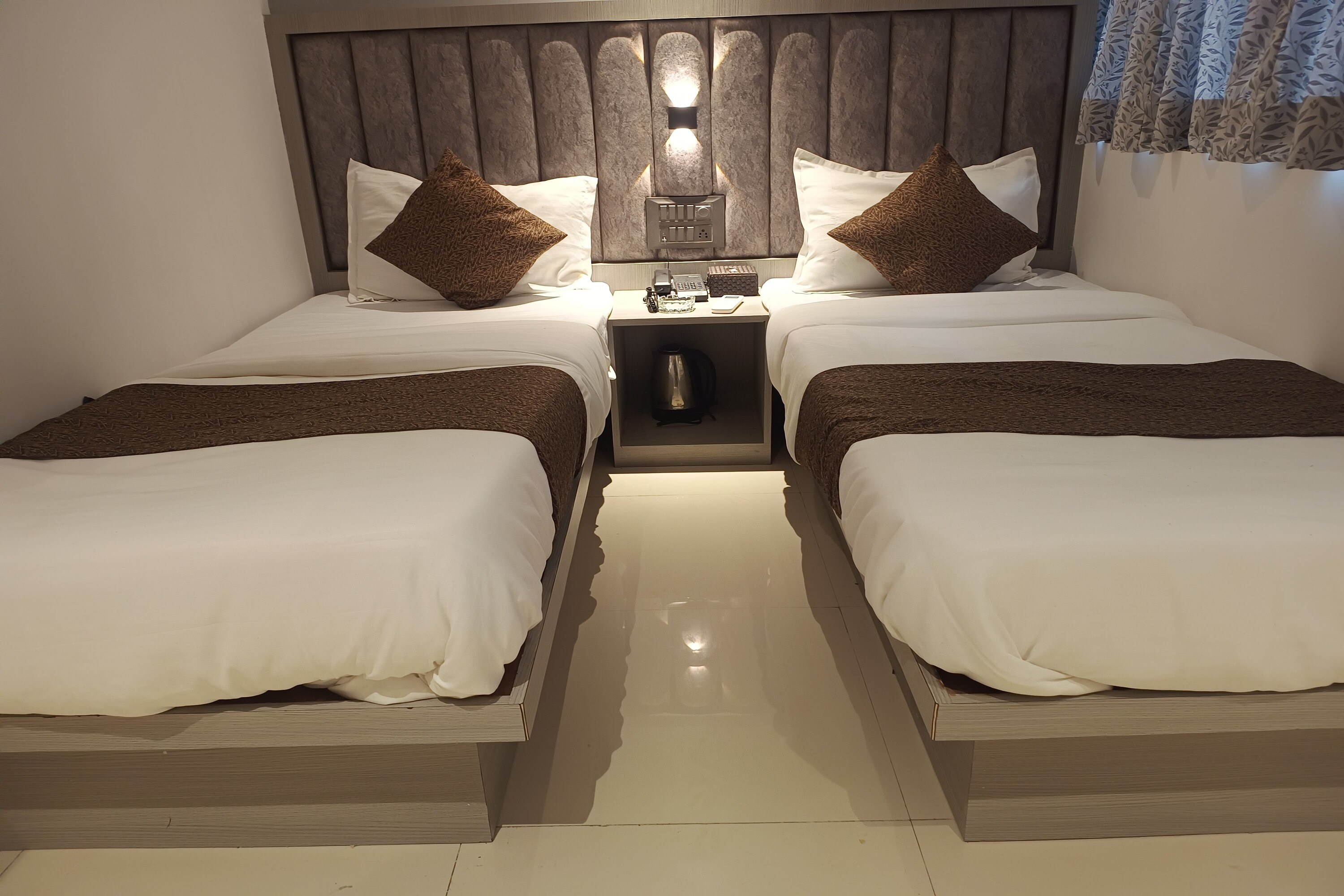 Hotel Preston Inn-Opposite Kurla Railway Station - Tap to explore photos
