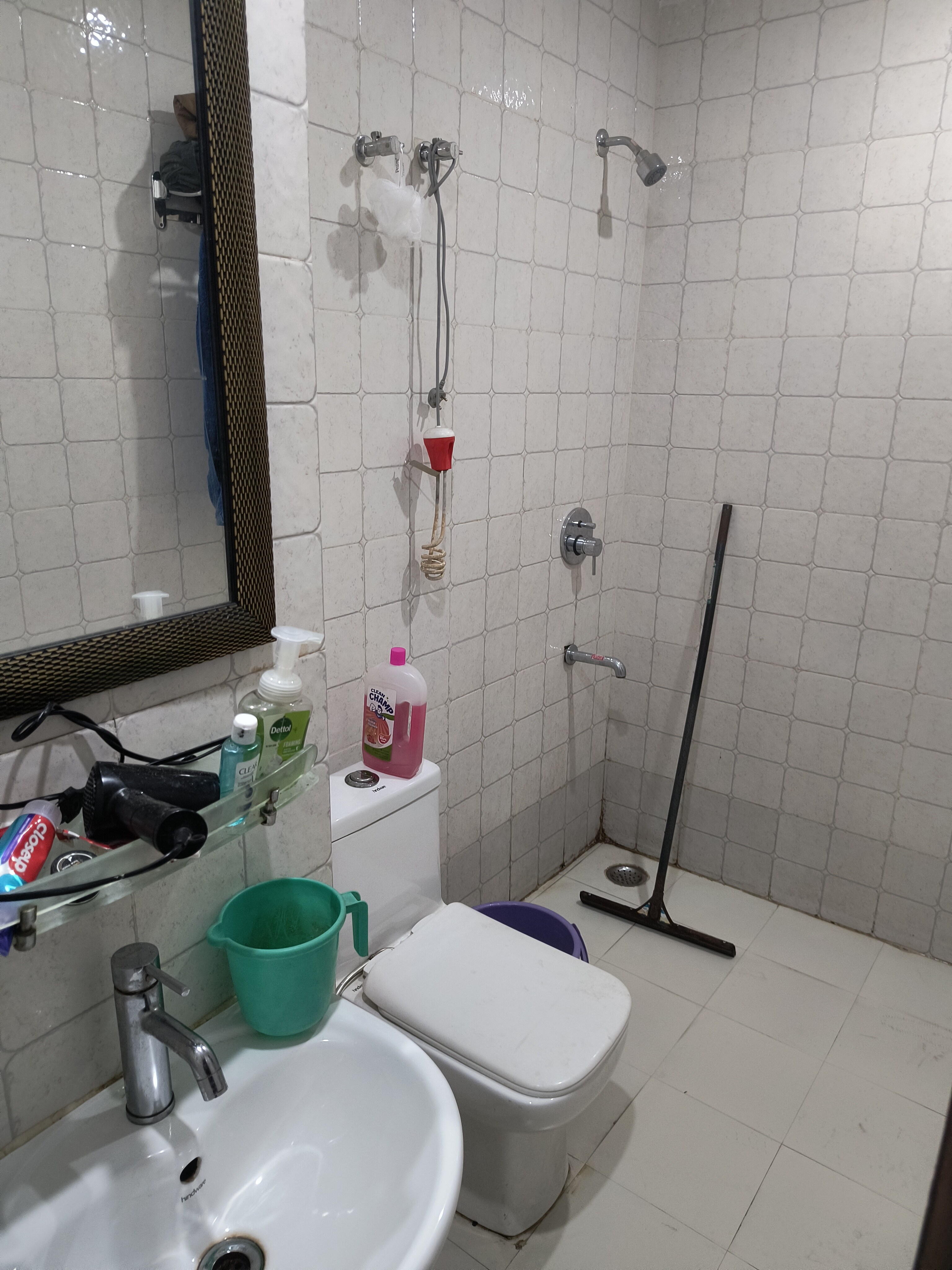 very nice room with good wibe - Tap to explore photos