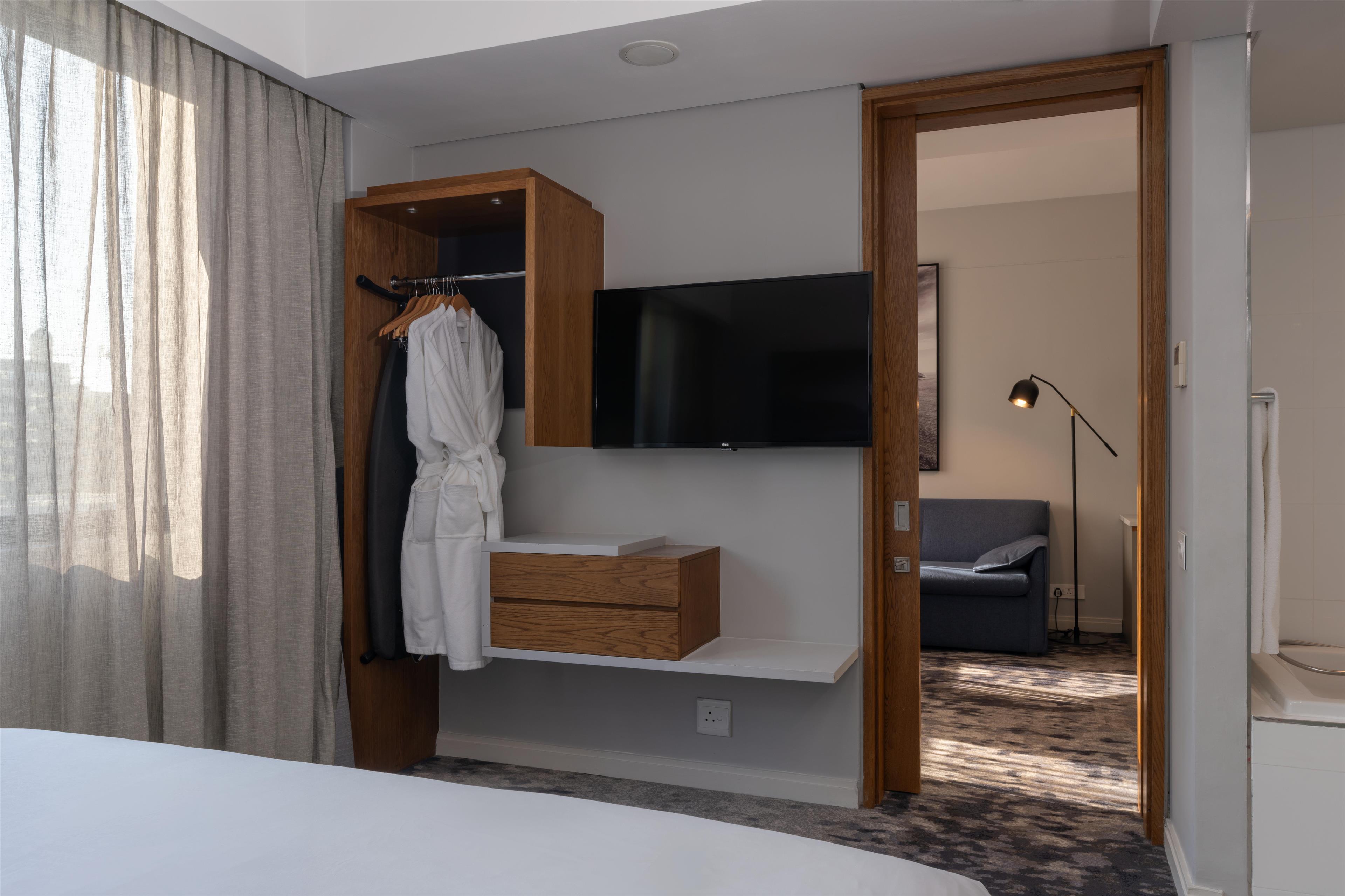 Radisson Hotel Cape Town Foreshore - Tap to explore photos