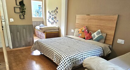 Safar Hostel Manali Room Type - Quadruple room with mountain view