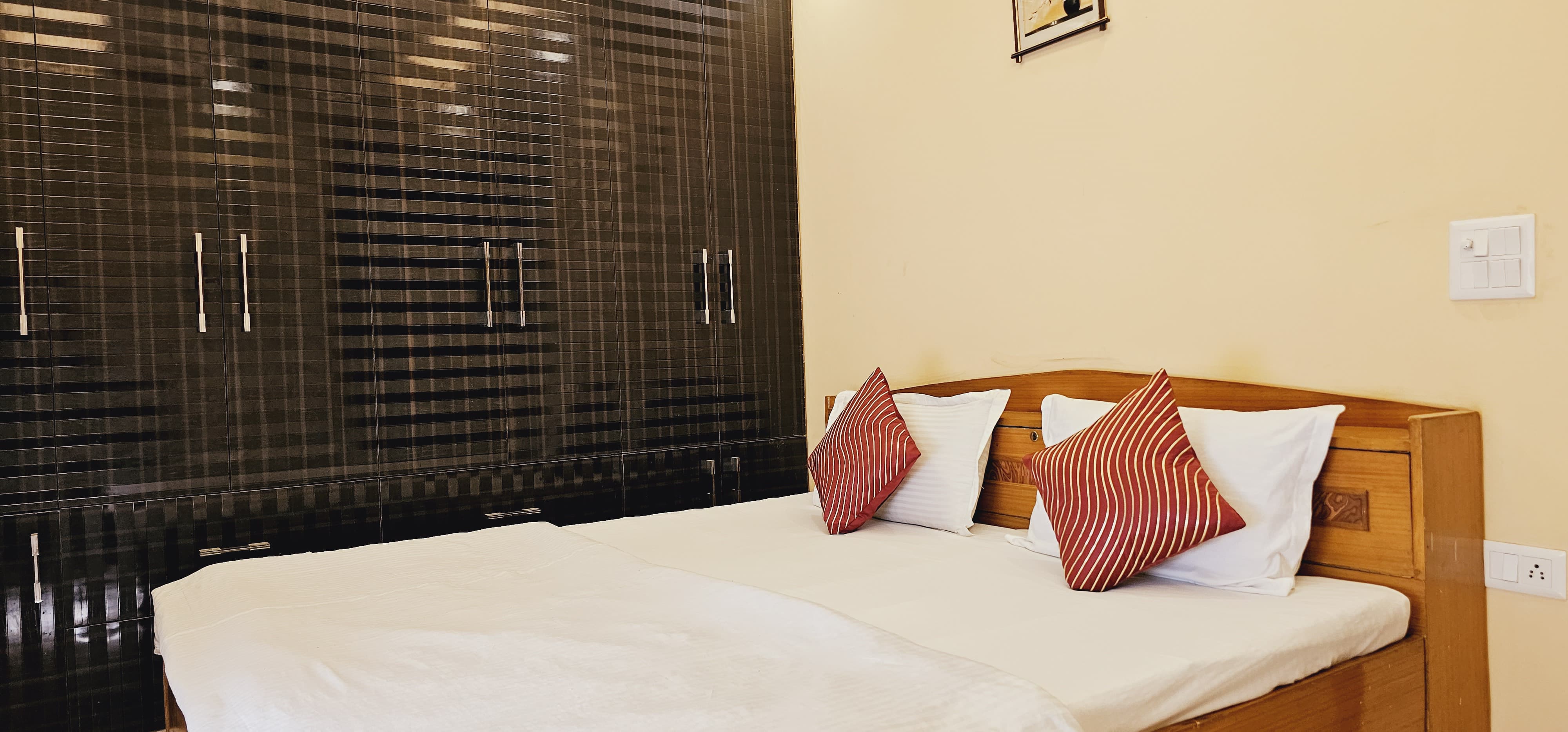 Hostmystay 2BHK Amar Colony Market - Tap to explore photos
