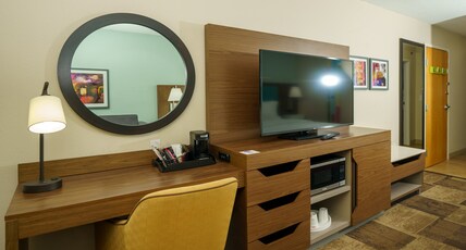 Hampton Inn by Hilton Hutchinson Room Type - 1 KING ACCESSIBLE TUB NS