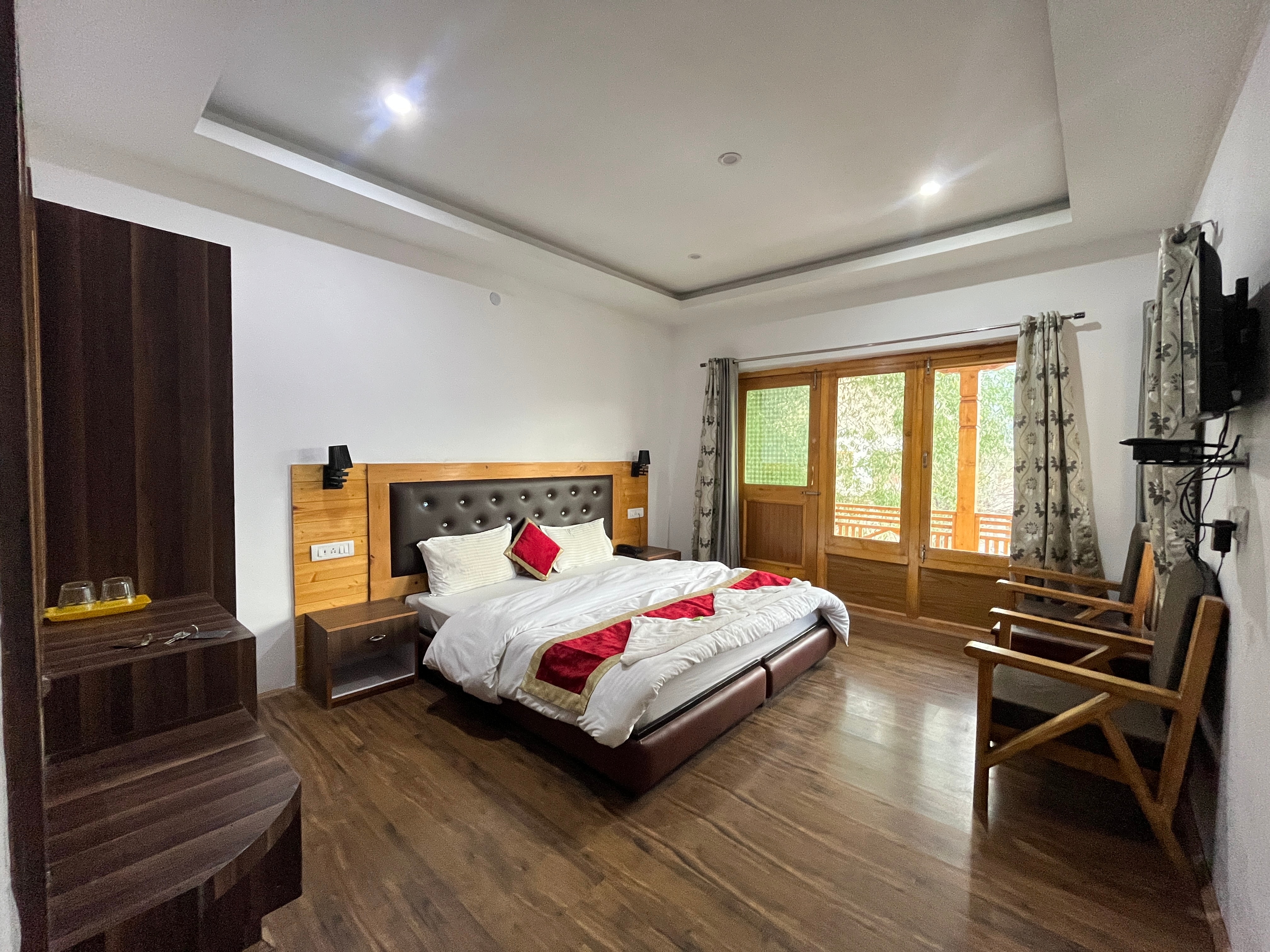 Hotel Royal Plaza - Tap to explore photos