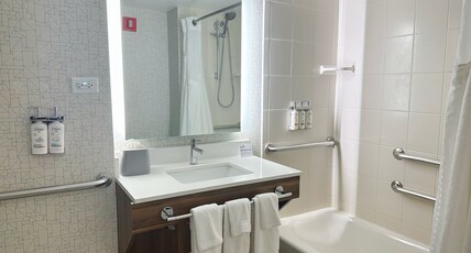 Holiday Inn Express & Suites Prospect Heights Room Type - 2 Queen Standard Mobility Accessible Tub