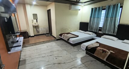 Hotel Shri Gajanan Room Type - kingh size Four Bedded AC