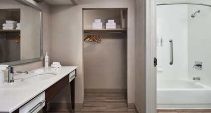 Hampton Inn Boston - Logan Airport Room Type - MEETING ROOM  KING  STE