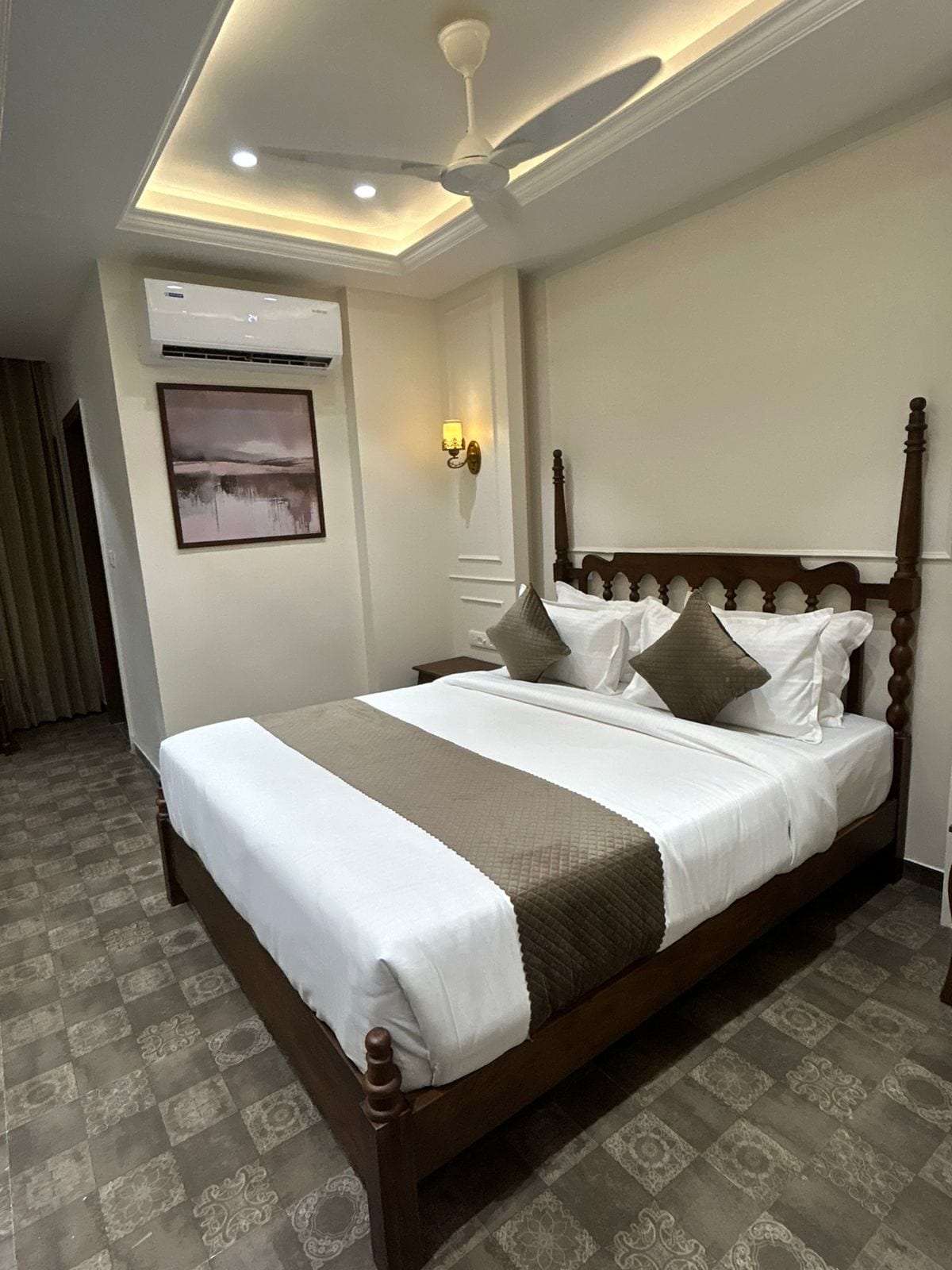 Hotel Amico Inn - Tap to explore photos