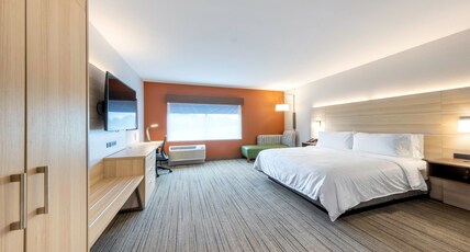 Holiday Inn Express & Suites - Staunton Room Type - 1 King Bed Standard Extra Floor Space