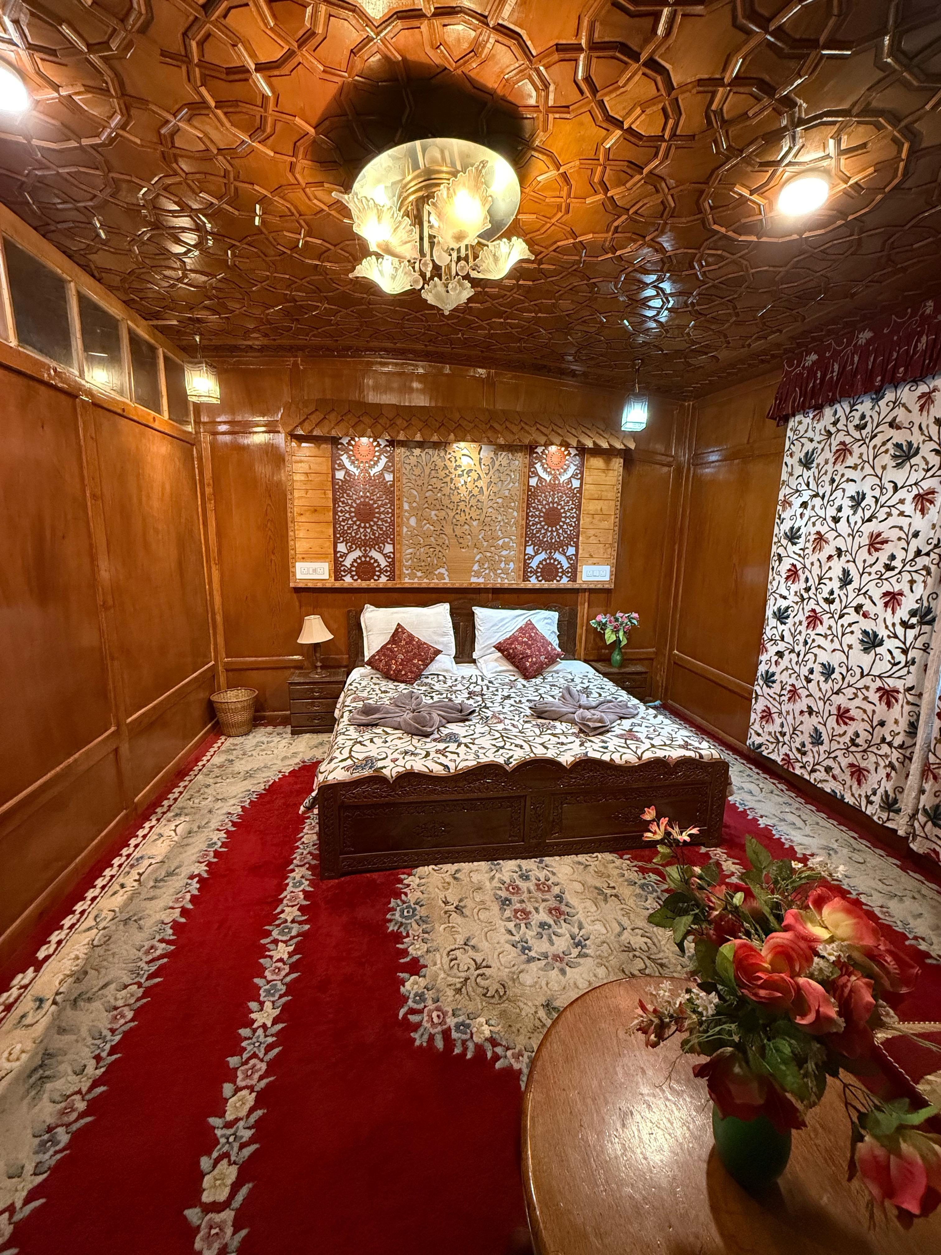 Houseboat New Manora - Tap to explore photos