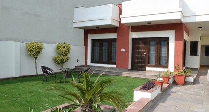 Luxurious Villa with a Lush Green Lawn Room Type - Luxurious Villa with a Lush Green Lawn