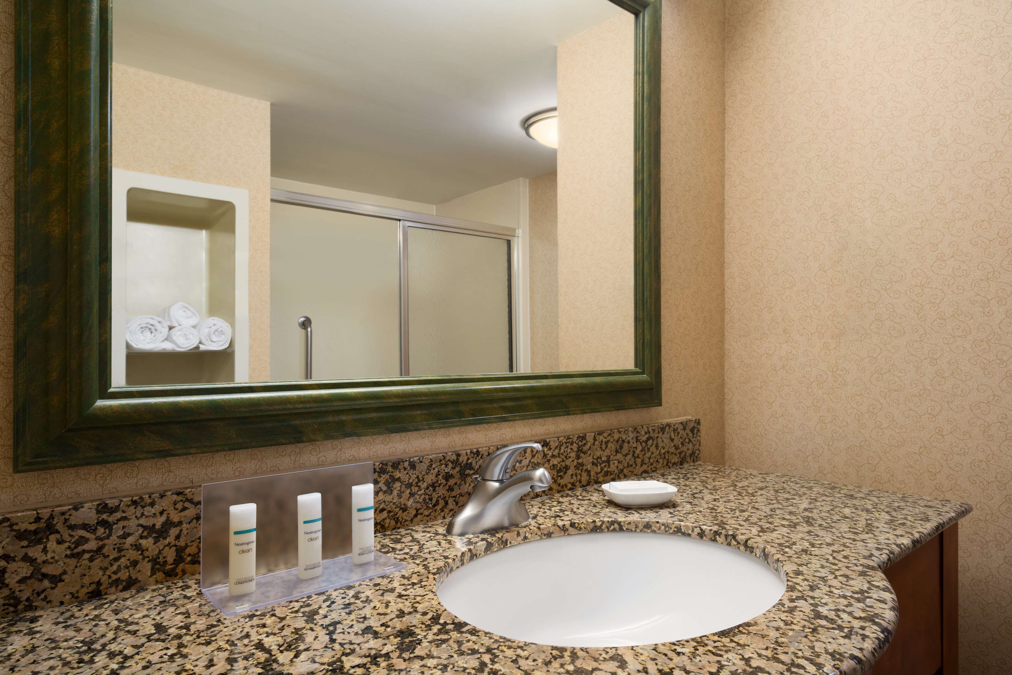 Hampton Inn & Suites by Hilton Williamsburg-Central - Tap to explore photos